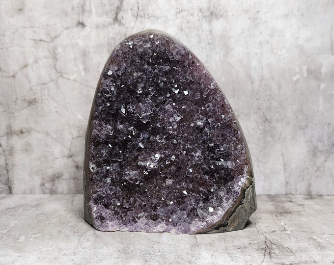 Amethyst Geode: Harmonious ensemble, radiates peace and stimulates spiritual growth. An enchanting addition for positive energy.