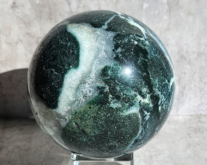 Green Moss Agate: promotes growth, renewal and connection with nature, and brings peace and stability with its calming, earthy energy.