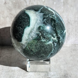 Agate Mousse Verte : favorise la croissance, le renouveau et la connexion avec la nature, et apporte paix et stabilité avec son énergie apaisante et terreuse.