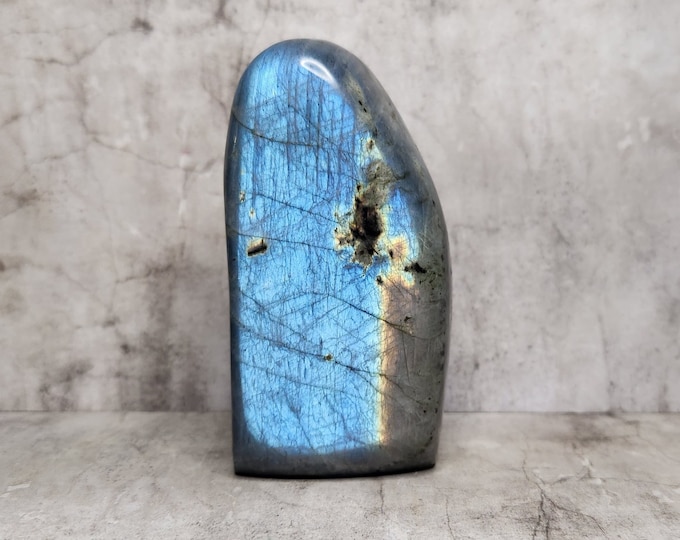 Labradorite: Strengthens inner wisdom, paints against negativity and opens the gate to spiritual discoveries.