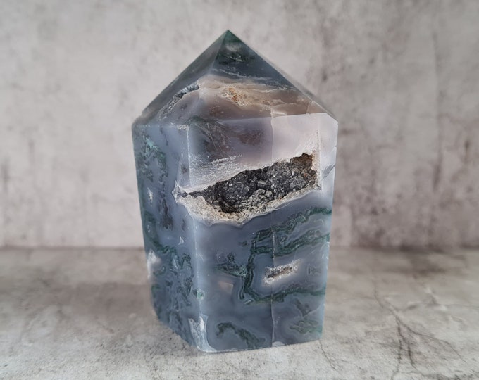 Moss agate with druzy: grounding, calming and connected to nature. Perfect for balance, inner peace and soft healing vibes.