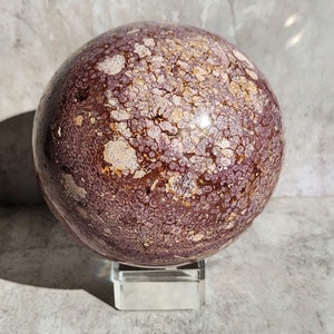 Poppy Jasper : Rayonne de passion et de courage. Favorise la vitalité et l’ancrage, idéal pour stimuler l’énergie et la persévérance.