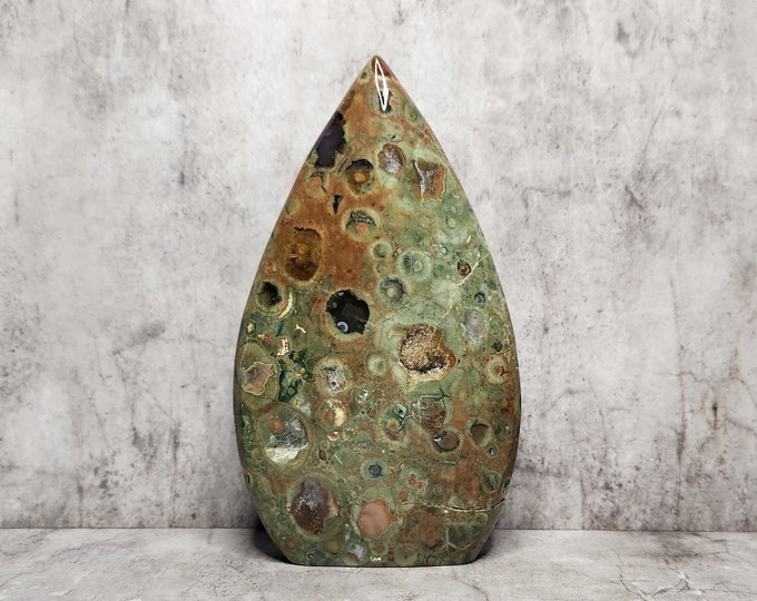 Rainforest Jasper: Inspired by the rich green hues of the rainforest, it promotes connection with nature, growth and stability.