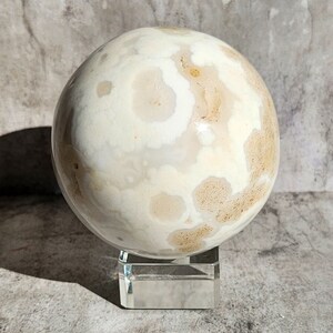Agate fleur blanche : Favorise la tranquillité, l’équilibre émotionnel et la croissance personnelle. Aide à évacuer le stress et l’anxiété et apporte l’harmonie.