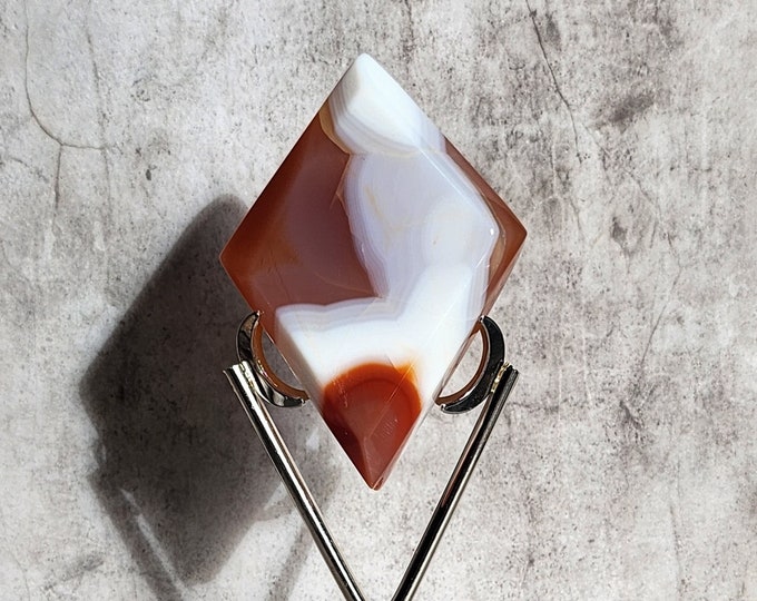 Carnelian Agate: Strengthens courage and self-confidence, promotes vitality and creativity. Helps to find inner peace and balance.