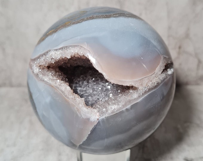 Agate ball with crystal cavity: Clears the mind, promotes communication and inner balance. Calms emotions and brings peace to turbulence.