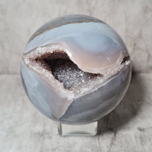 Agate ball with crystal cavity: Clears the mind, promotes communication and inner balance. Calms emotions and brings peace to turbulence.