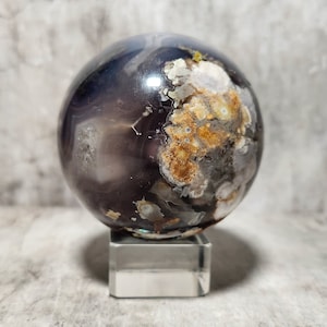 Agate fleur noire : ancrée, protectrice. De belles nuances de couleurs apportent équilibre et tranquillité. Un cristal harmonieux plein de stabilité