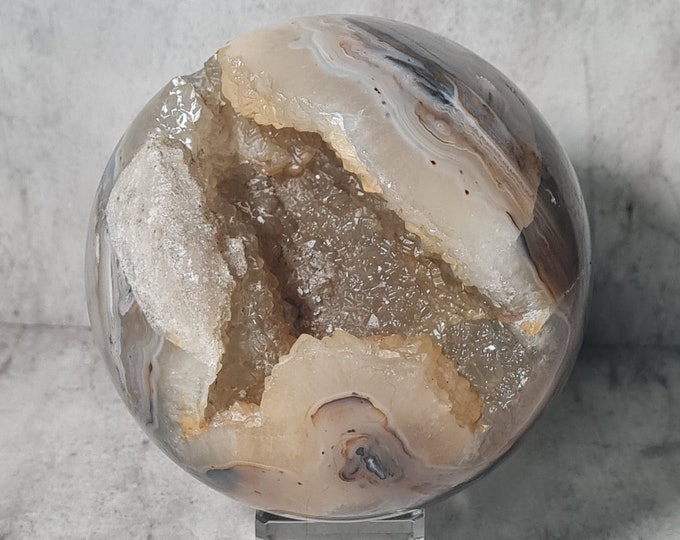 Morocco Agate: Discover the mysterious beauty of this crystal, valued for its grounding properties and calming energy