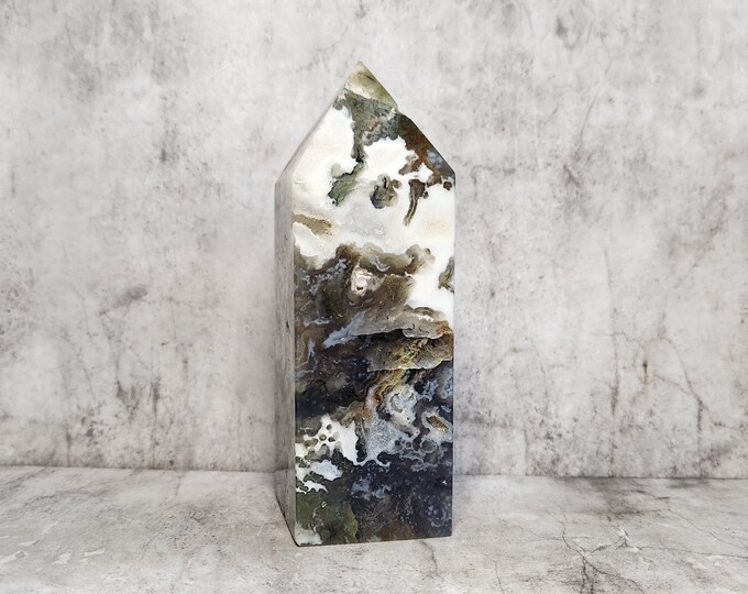Dark Moss Agate with vibrant patterns. Strengthens intuition and tranquility. A UNIQUE piece full of natural power and mysticism.