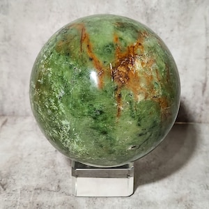 Chrysoprase : Un phare d'amour et de tranquillité, favorisant la compassion et la croissance spirituelle grâce à son pouvoir apaisant.