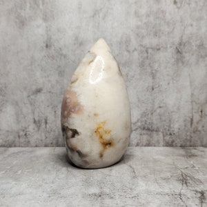 L'agate rose favorise l'intégration et la stabilité. Ce minéral est connu pour sa lente évolution et son énergie calme et terrestre.