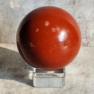 Jaspe rouge : Renforce la volonté, favorise le courage et la vitalité, stimule l'ancrage et la stabilité pour une vie équilibrée et énergique.