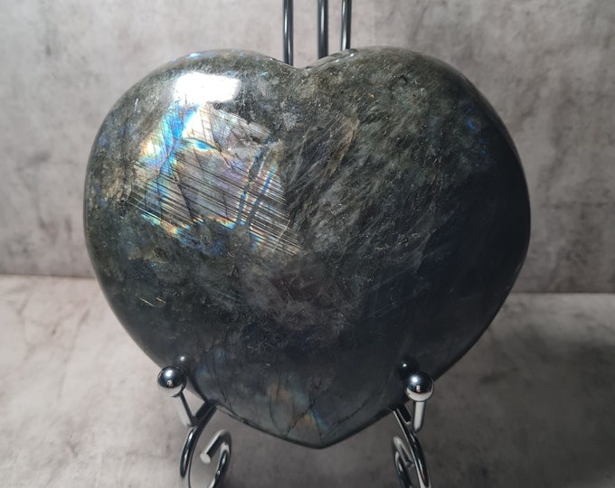 Labradorite Heart: Radiant with mystical power, it envelops the heart in protection, clarifies intuition and awakens spiritual transformation.