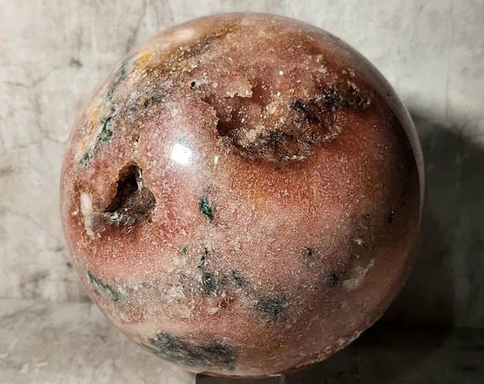 Rhodonite: Embraces love, stimulates growth. Promotes emotional balance and authentic expression. Brings subtle harmony to relationships.