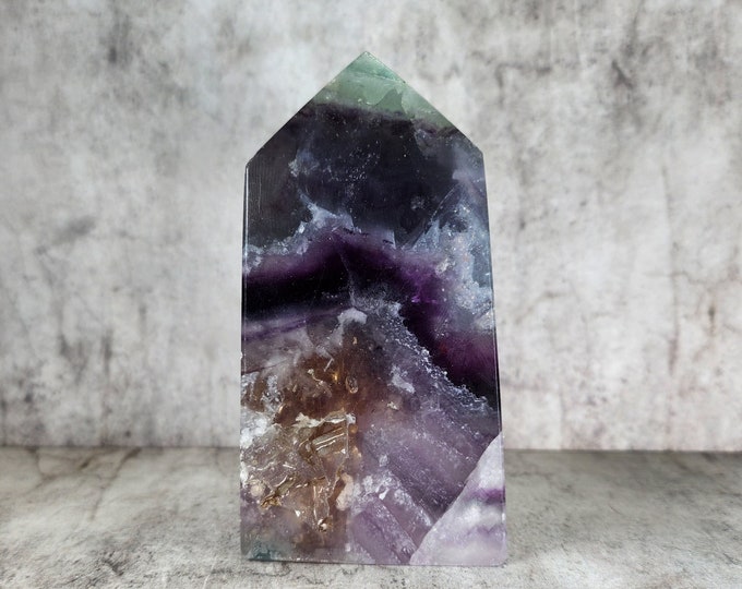 Rainbow Fluorite: Clarifies, calms the mind and enhances communication. Discover the multi-colored energy for emotional balance and peace.