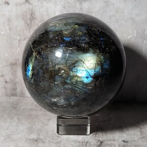 Labradorite : Une pierre de magie et de protection. Renforce l'intuition, améliore la croissance spirituelle et stimule la créativité.