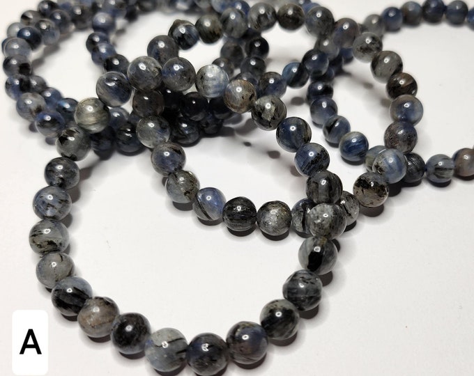 Labradorite: Promotes intuition, awareness and transformation, and helps strengthen inner strength and creativity.