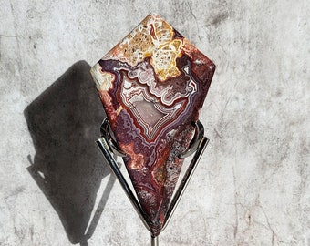 Mexican Agate: Brings stability, harmony and protection. Strengthens connection to the earth, promotes courage and emotional balance.