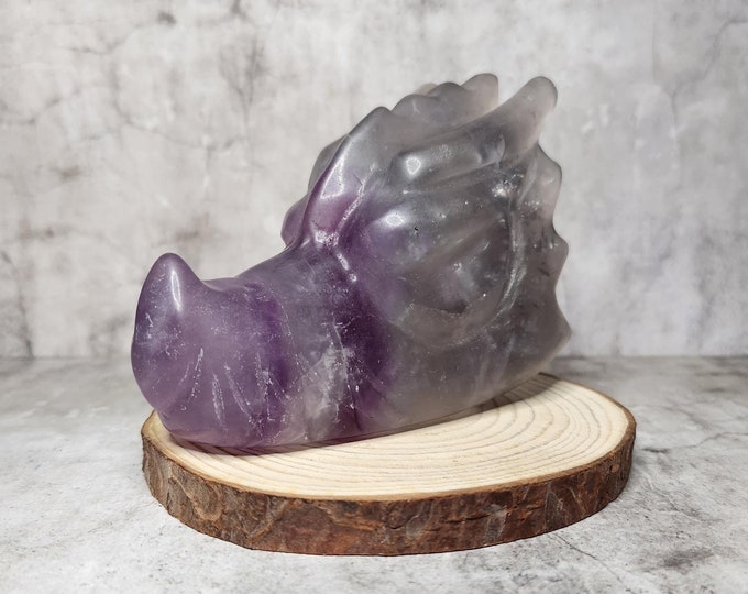 Fluorite: Provides mental clarity and promotes focus. It helps with concentration and offers protection against negative energies.