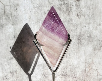 Fluorite: Clears mind and aura, promotes concentration, intuition and emotional stability. Protects against negative energy and stress.