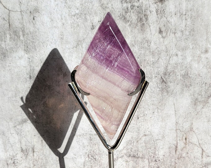 Fluorite: Clears mind and aura, promotes concentration, intuition and emotional stability. Protects against negative energy and stress.