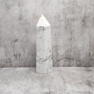 Howlite bianca con sottili venature grigie. Aiuta a rilassarsi, a concentrarsi e a raggiungere la pace interiore. Un concentrato di potenza, elegante e minimalista.