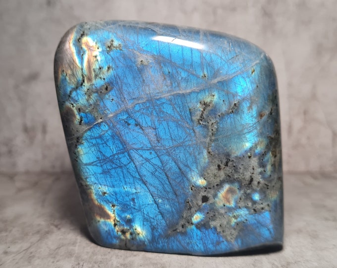 Labradorite: Strengthens inner wisdom, paints against negativity and opens the gate to spiritual discoveries.