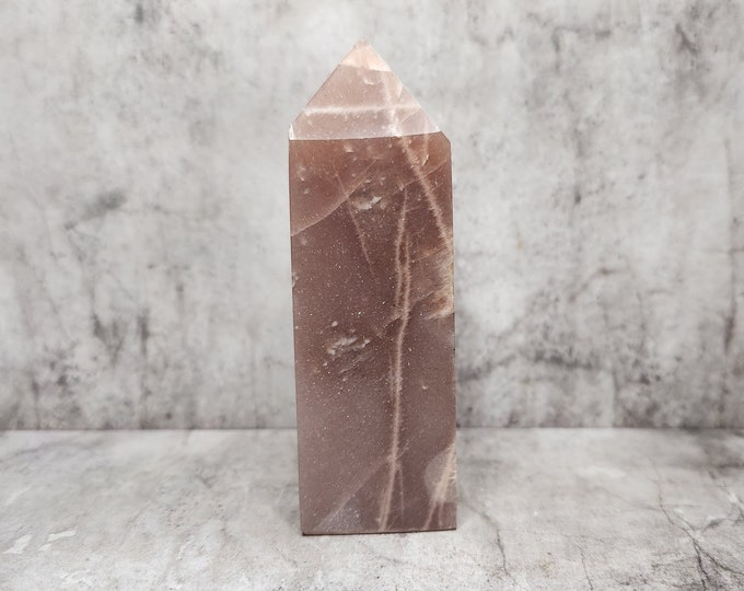 Peach Moonstone: promotes intuition, calms emotions, amplifies feminine energy. Brings balance and softness for emotional harmony.