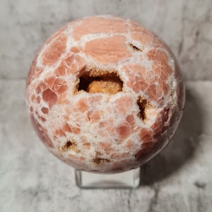 Sphère de calcite mangano rose avec ouvertures druzy : favorise l'amour de soi, la guérison émotionnelle et la douceur - parfaite pour le travail du chakra du cœur.
