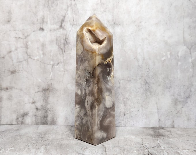 Brown Onyx tower with warm bands and crystal cavity. Strengthens inner strength, grounding, balance. Natural structure and fossil patterns