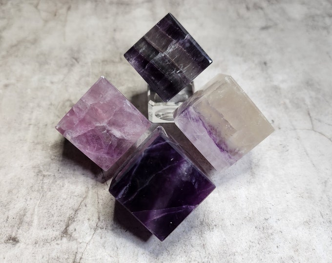 Fluorite cube: Symbol of clarity and structure. Promotes concentration and emotional balance. A unique balance in form and energy.