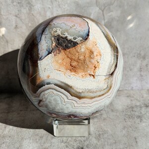 Agate Mexicaine : Rayonnante aux teintes vibrantes, elle apporte joie et protection. Mise à la terre et équilibrage pour l’harmonie et la stabilité.