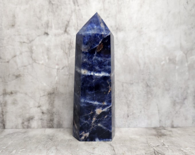 Sodalite stimulates clear thinking, intuition and self-acceptance. Ideal for inner peace, balance and powerful communication.