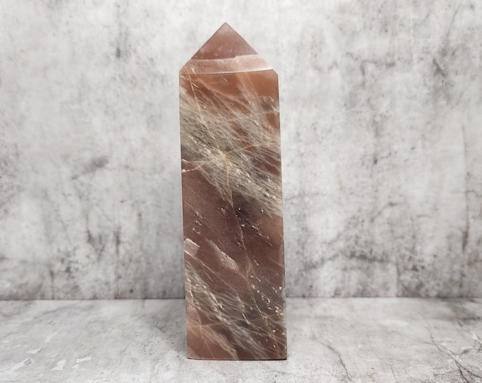 Peach Moonstone: Radiant as the sunset, it promotes love, intuition and emotional healing, for a gentle and peaceful mind.
