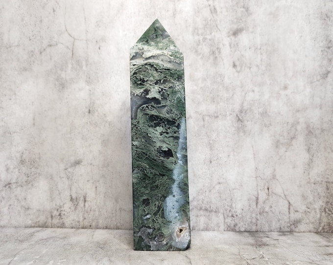 Green Moss Agate: Grounding growth, stability and renewal. A calming stone that promotes abundance and natural harmony.