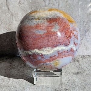 Sphère unique en jaspe lavande pleine de motifs terreux et de tons doux : idéale pour l'équilibre énergétique et une décoration de caractère.
