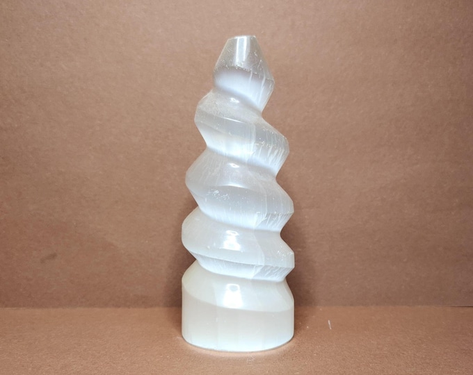 Selenite spiral: Strengthens energy circulation and offers spiritual protection. Promotes tranquility, clarity of mind, cleanses the aura.