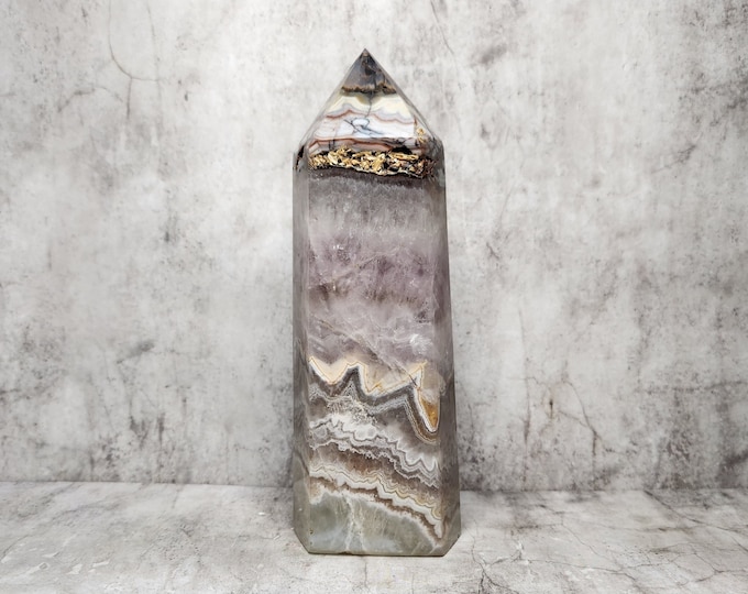 Amethist Agate: Chevron Amethyst or Dream Amethyst with pieces of Mexican Agate or also called Crazy Lace Agate, a power combination.