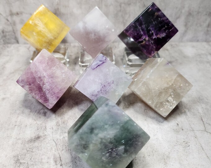 Fluorite cube: Promotes clarity, concentration and emotional balance. A colorful stone that stands for order and balance.