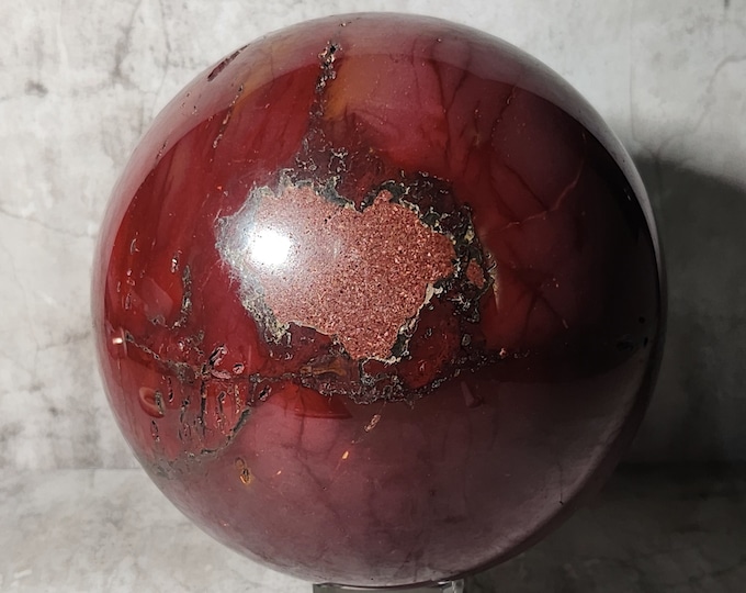 Mookaite, with its natural colours, brings balance and strengthens inner strength. It promotes stability and emotional harmony.