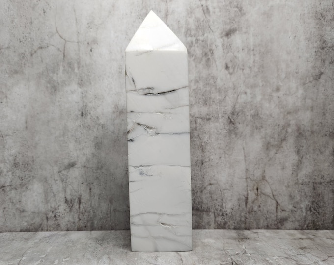 Howlite with calm, horizontal veins. Promotes calmness and mental clarity. A minimalistic power object with a natural look.