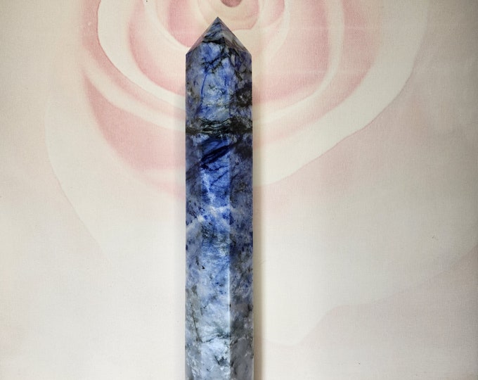 Sodalite promotes emotional balance, communication and intuition. It relieves stress and encourages self-expression and inner wisdom.