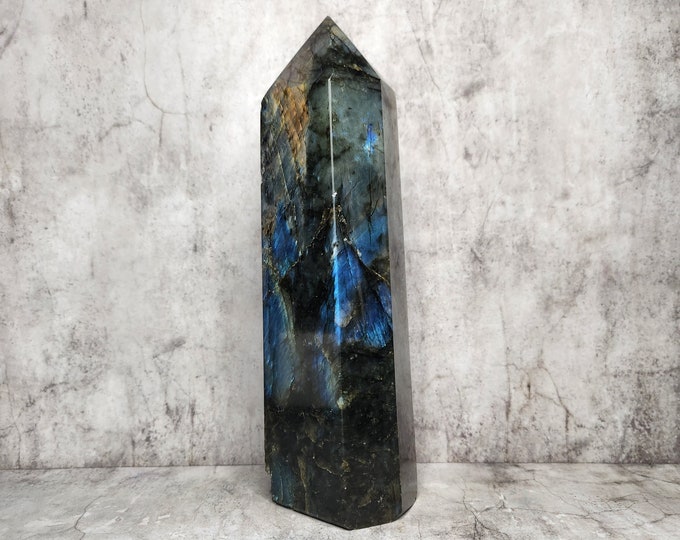 Labradorite: A mystical stone full of colorful sparkles, it promotes intuition, protection and spiritual growth for a magical life.