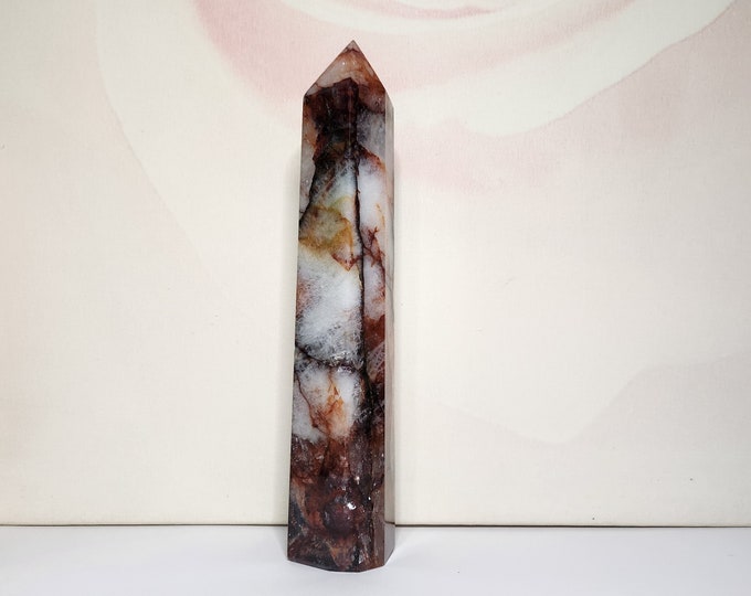 Fire Quartz: Radiates energy and vitality. It stimulates courage and creativity, perfect for amplifying goals and passions.