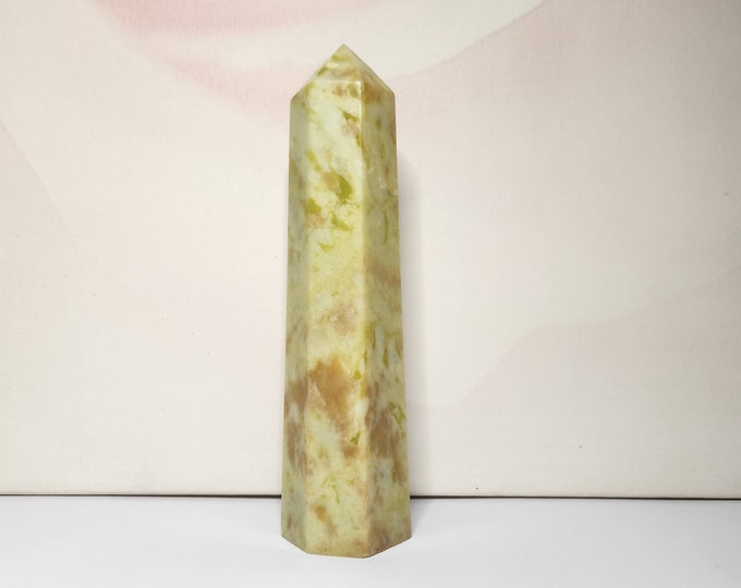 Yellow flower jade: Promotes emotional balance, self-confidence and inner peace. It reduces stress and stimulates positive energy.