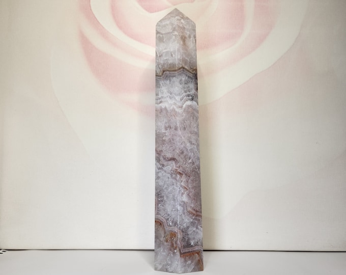 Pink amethyst promotes emotional healing, self-love and inner peace. It helps release negative emotions, reduces stress.
