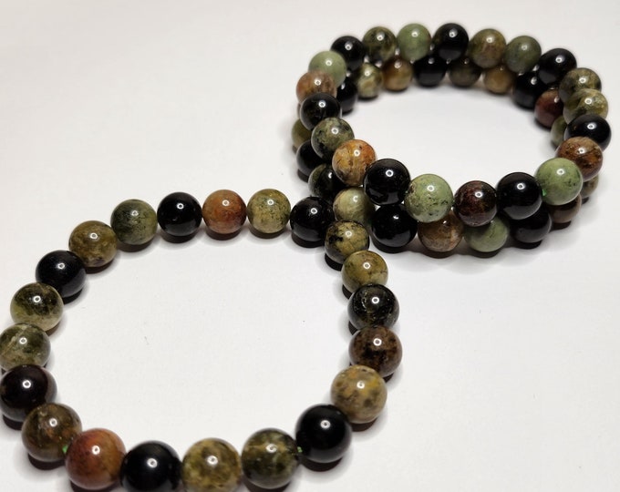 Grossular: Grounding and revitalizing, promotes growth, health and emotional balance. Enhances self-confidence and attracts prosperity.