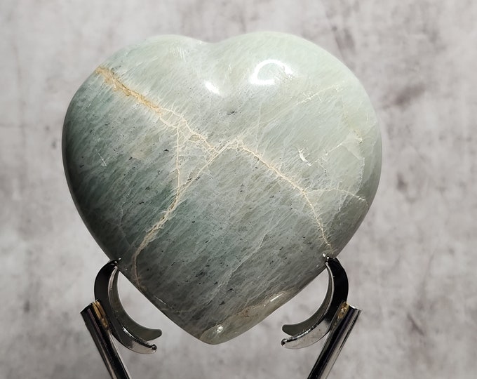 Blue Moonstone: Calms, promotes intuition and emotional balance. A serene beauty in shades of blue.