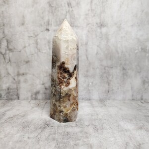 Torre unica in agata oceanica con drusa e cavità cristallina. Ha un effetto calmante e radicante e favorisce l'equilibrio emotivo. Potere spirituale e bellezza